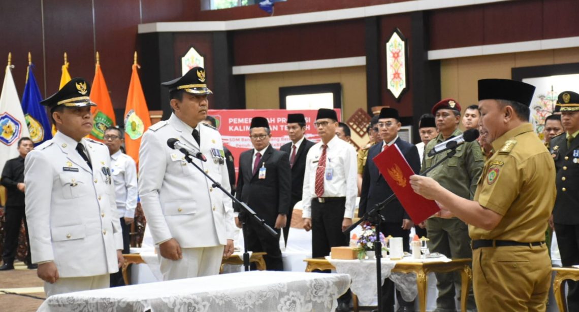 Gubernur Kalimantan Tengah, H. Sugianto Sabran, melantik Penjabat Bupati Barito Selatan Deddy Winarwan dan Penjabat Bupati Kotawaringin Barat Budi Santosa
di Aula Jayang Tingang, Rabu (24/5/2023) pagi. Foto : Ist/BA