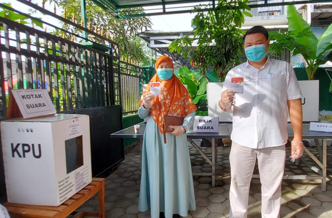 KE TPS-Ketua PKS Kalteng Heru Hidayat saat melakukan pencoblosan bersama istri di TPS 29.