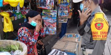 Dengan Humanis, Satpol-PP Kapuas Tegur Warga Tak Patuhi Prokes