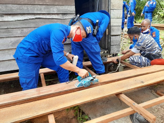 Personil gabungan Ditpolairud Polda Kalteng dan TNI AL bersama-sama membantu memperbaiki rumah warga kurang mampu di KL HM Arsyad Km.3 Sampit, Selasa (16/6/2020). Foto : Tbn