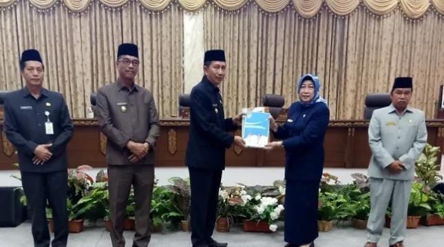 Bupati Barut H Nadalsyah didampingi Wakil Bupati dan Sekda menyerahkan LKPJ kepada Ketua DPRD Hj. Mery Rukaini didampingi Wakil Ketua II Sastra Jaya. Foto : S. Purwanto