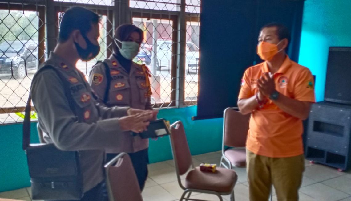 KOORDINASI- Ketua Harian Gugus Tugas Covid-19 Kapuas Panahatan Sinaga saat berbincang dengan Tim dari Polres Kapuas, belum lama ini.