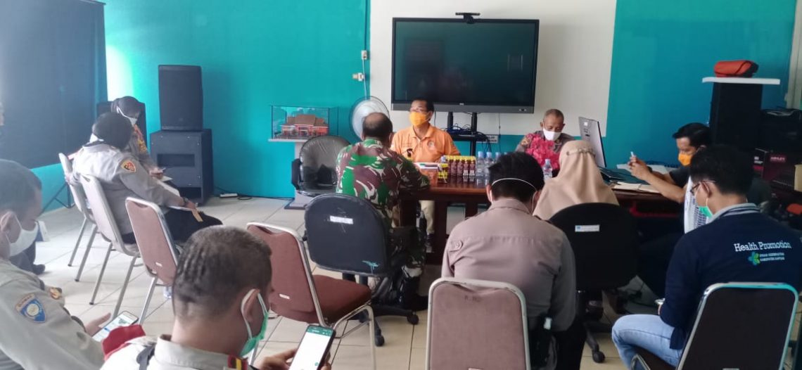 PIMPIN RAKOR-Tampak Panahatan Sinaga Kepala BPBD Kabupaten Kapuas saat memimpin Rapat Koordinator nasi lintas sektoral  di Aula BPBD Kapuas, belum lama ini.