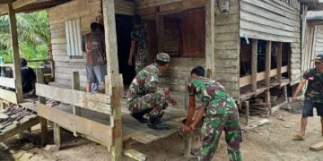 Babinsa Koramil 1017-01/Bulik Bedah Rumah Warga Tidak Layak Huni