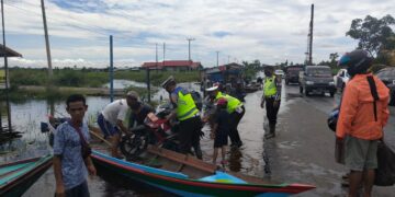 Ditlantas Polda Kalteng Terjunkan Tim PJR di Lokasi Banjir Kahayan Tengah