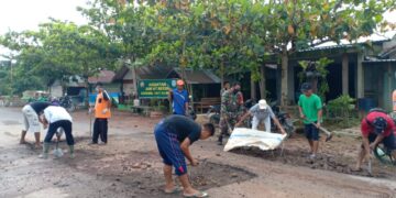 Babinsa 1017-01/Bulik dan Warga Perbaiki Jalan Rusak