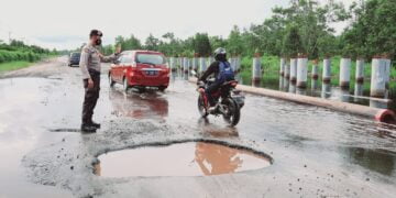 Banjir Bukit Rawi Surut, Ditlantas Imbau Pengendara Berhati-hati Jalan Berlubang