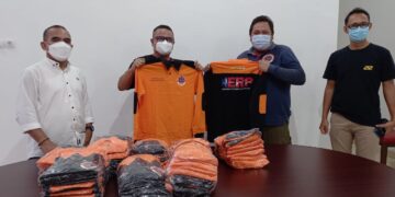 Kalteng22 Serahkan Bantuan Baju Lapangan ERP