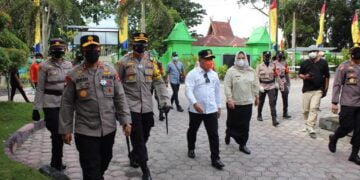 Kunker ke Kobar, Gubernur dan Kapolda Tinjau Pelaksanaan Vaksinasi Lansia
