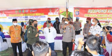 Kapolda Kalteng Bersama Gubernur dan Danrem Tinjau Vaksinasi Massal di Barsel