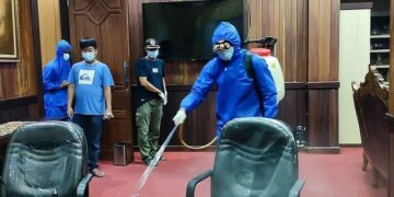 Gugus Tugas Covid-19 Semprot Disinfektan Ruang Kerja Bupati Lamandau