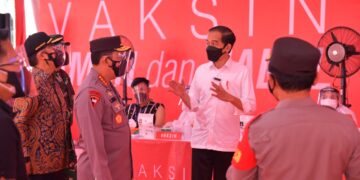 Presiden Jokowi Tinjau Vaksinasi Massal di Lapangan Bhayangkara Mabes Polri