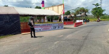 Satbrimob Kalteng Patroli di Pos Penyekatan PPKM Darurat Kalteng-Kalsel di Anjir Serapat Kapuas