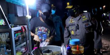 “Bagai Mendapat Durian Runtuh”, Kapolda Kalteng Borong Dagangan Amang Pentol Keliling