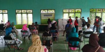Kantor Pos Nanga Bulik Salurkan BST dan PKH PPKM 2021 Langsung ke Desa