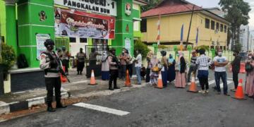 Brimob Kalteng Gelar Pengamanan Vaksin Massa di SMAN 1 Pangkalan Bun