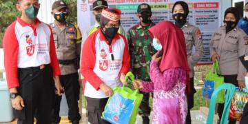 Wakapolda Kalteng Bagikan Bansos kepada Warga Desa Tahai Baru