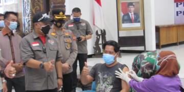 Kapolda Kalteng Tinjau Vaksinasi Massal di Gedung Balai Antang Muara Teweh