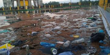 Sampah Berserakan di Sudut Kolam Alun-alun Kota Nanga Bulik
