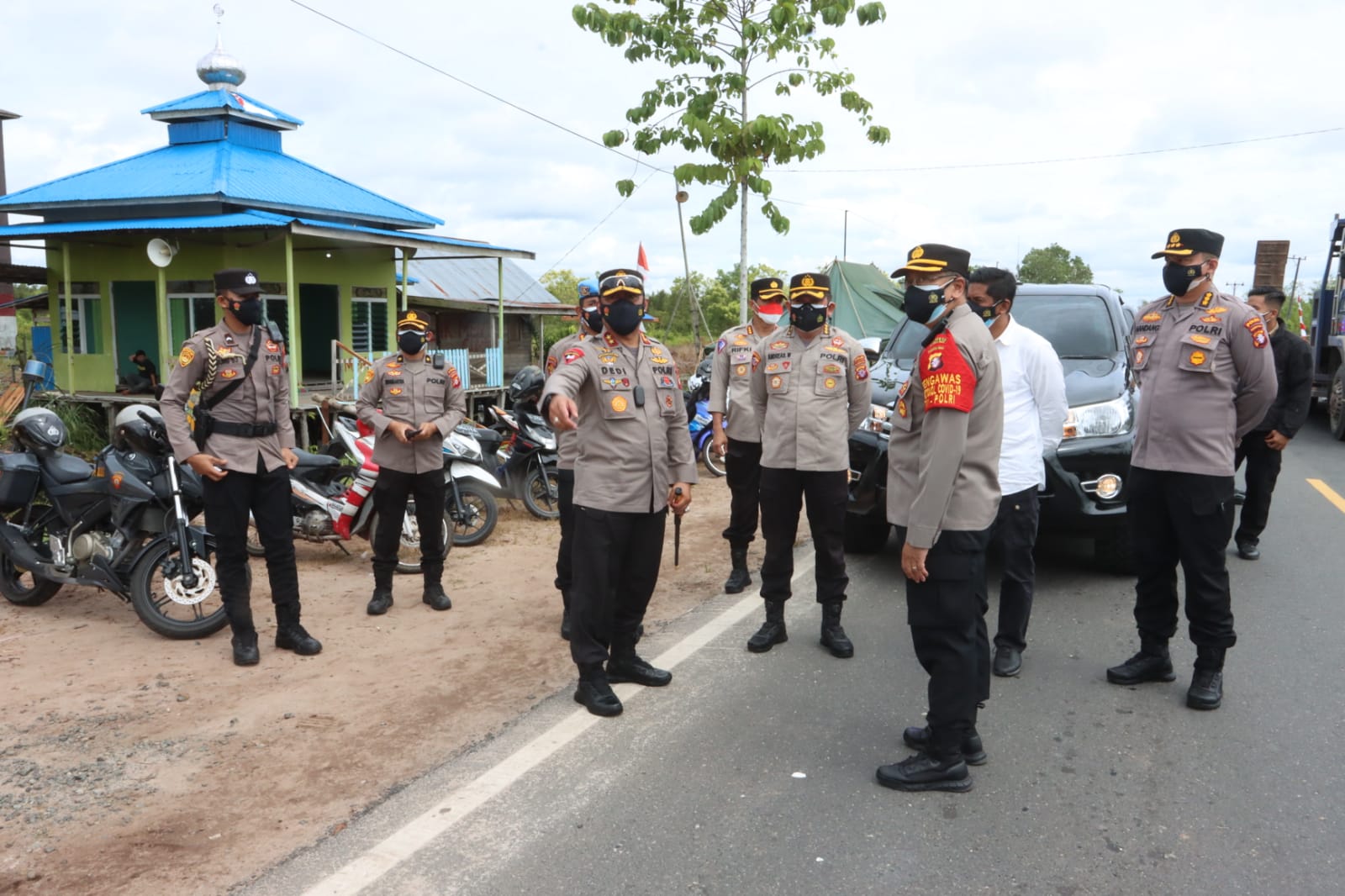 Kapolda Kalteng Tinjau Pos Penyekatan Di Perbatasan Kameloh Baru - Desa ...