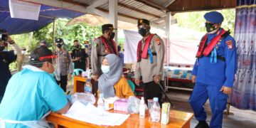 Kapolda Kalteng Tinjau Vaksinasi di Bantaran Sungai Mentaya