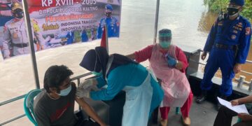 Kapal Polisi XVIII-2005 Ditpolairud Polda Kalteng Laksanakan Vaksinasi dan Baksos