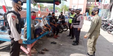 Brimob Kalteng Sosialisasikan Prokes di Pasar PPM dan Pasar Berdikari Sampit