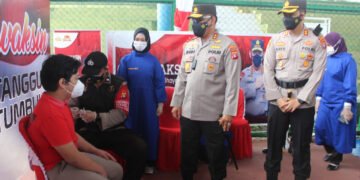 Kapolda Kalteng Tinjau Vaksinasi Massal di Seruyan dan Bagikan Bansos