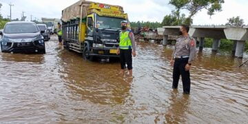 Ditlantas Atur Lalu Lintas Banjir di Desa Penda Barania