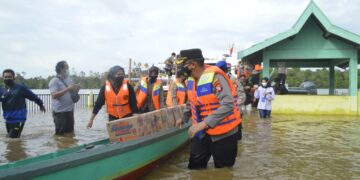Polda Kalteng Salurkan Bansos untuk Warga Banjir di Katingan dengan Kapal Motor