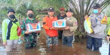 Camat Pulau Malan Distribusikan Bantuan untuk Warga Terdampak Banjir