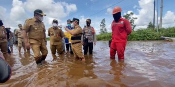 Gubernur Didampingi Wagub dan Balai Jalan Tinjau Kondisi Banjir di Bukit Rawi