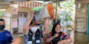 Gubernur Tinjau Banjir dan Serahkan Langsung Bansos untuk Masyarakat di Katingan dan Kuala Kuayan