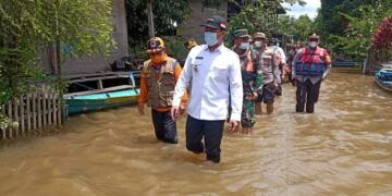 Temui Warga Terdampak Banjir, Bupati Lamandau Salurkan Paket Sembako