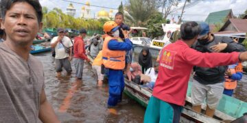 Tim SAR Ditpolairud Evakuasi Masyarakat Korban Banjir di Katingan