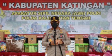 Kapolda Berangkatkan ASN untuk Distribusikan Bansos ke Katingan