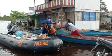 Tim SAR Ditpolairud Distribusikan Sembako untuk Masyarakat Terdampak Banjir di Kasongan