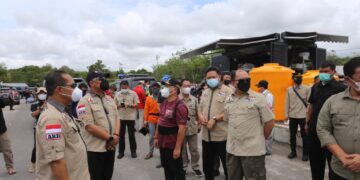 Kapolda Kalteng Bersama Forkopimda Salurkan Bansos di Katingan