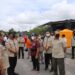 Kapolda Kalteng Bersama Forkopimda Salurkan Bansos di Katingan