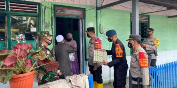 Brimob Kalteng Bagikan Bansos untuk Korban Banjir di Kolam