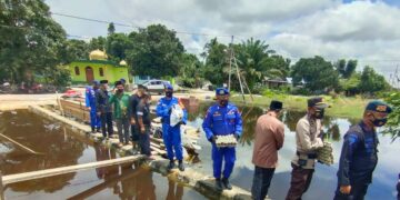 Marnit Pendulangan Distribusikan Bansos Korban Banjir di Kolam