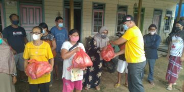 Bupati Lamandau Berikan Bansos Sembako untuk Warga Terdampak Banjir