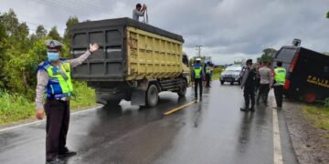 Satgas Operasi Patuh Telabang 2021 Atur Lalu Lintas di Lokasi Banjir Bukit Rawi