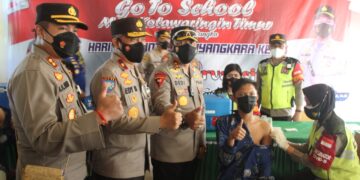 Kapolda Tinjau Serbuan Batalyon Vaksinator di Sekolah dan Perguruan Tinggi di Sampit