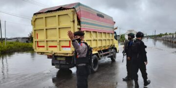 Satgas Operasi Patuh Telabang 2021 Atur Lalu Lintas di Banjir Bukit Rawi