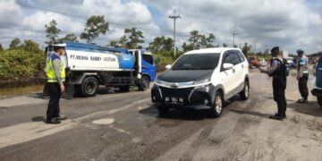 Satgas Operasi Patuh Telabang Atur Lalu Lintas Paska Banjir di Bukit Rawi