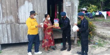Brimob Rutin Bantu Sembako untuk Masyarakat Kurang Mampu di Kobar