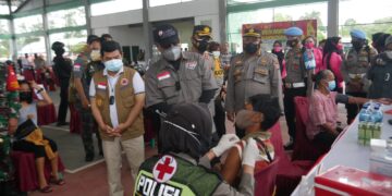 Kapolda Tinjau Serbuan Vaksinasi dan Bagikan Bansos di Bartim, Targetkan 1000 Dosis