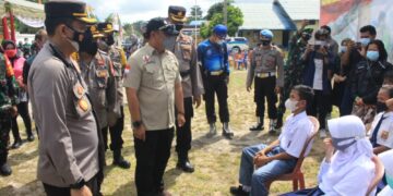 Kapolda Tinjau Serbuan Batalyon Vaksinator dan Bagikan Bansos di Barsel