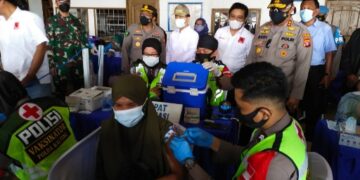 Kapolda Kunjungi Vaksinasi Massal dan Berikan Bansos untuk Masyarakat Desa Lupak Dalam Kapuas